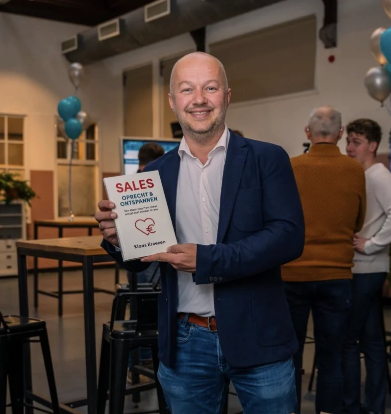 Klaas Kroezen met zijn boek